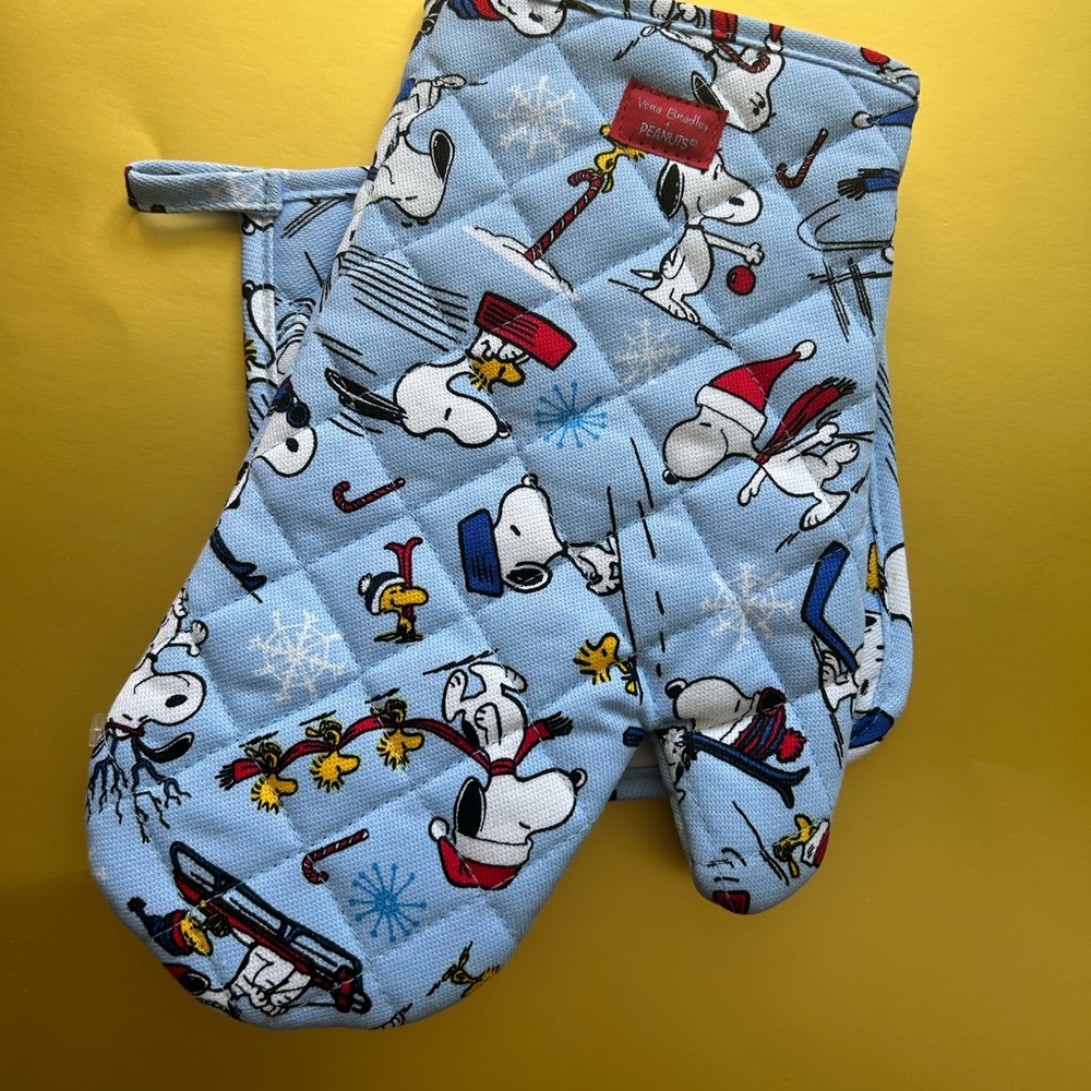 NWOT! PEANUTS SNOOPY CHRISTMAS OVEN MITT AND POTHOLDER SET. - Picture 4 of 7